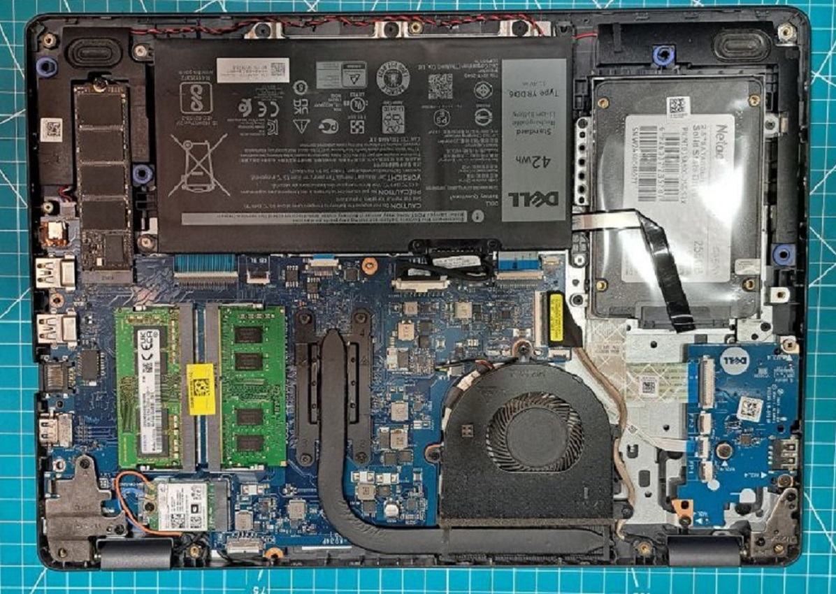 Компоновка материнской платы Dell с памятью DDR4 и SSD