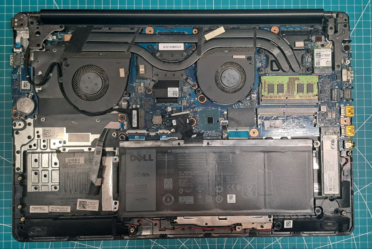 Внутреннее устройство ноутбука Dell с аккумулятором 56Wh