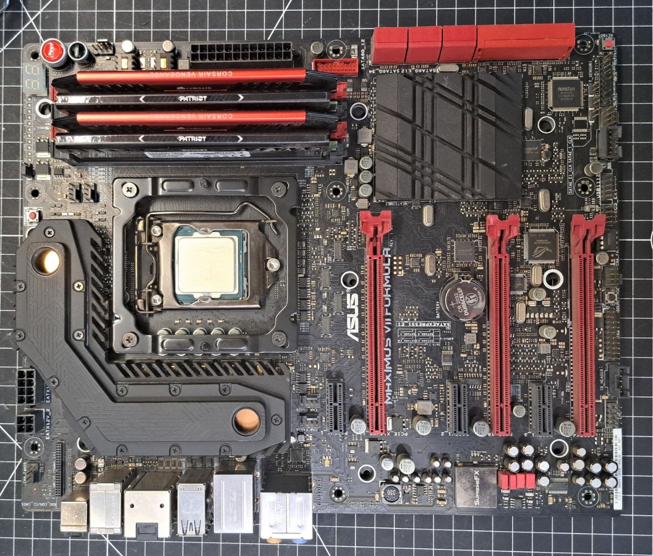 Материнская плата ASUS ROG Maximus с установленным процессором и памятью